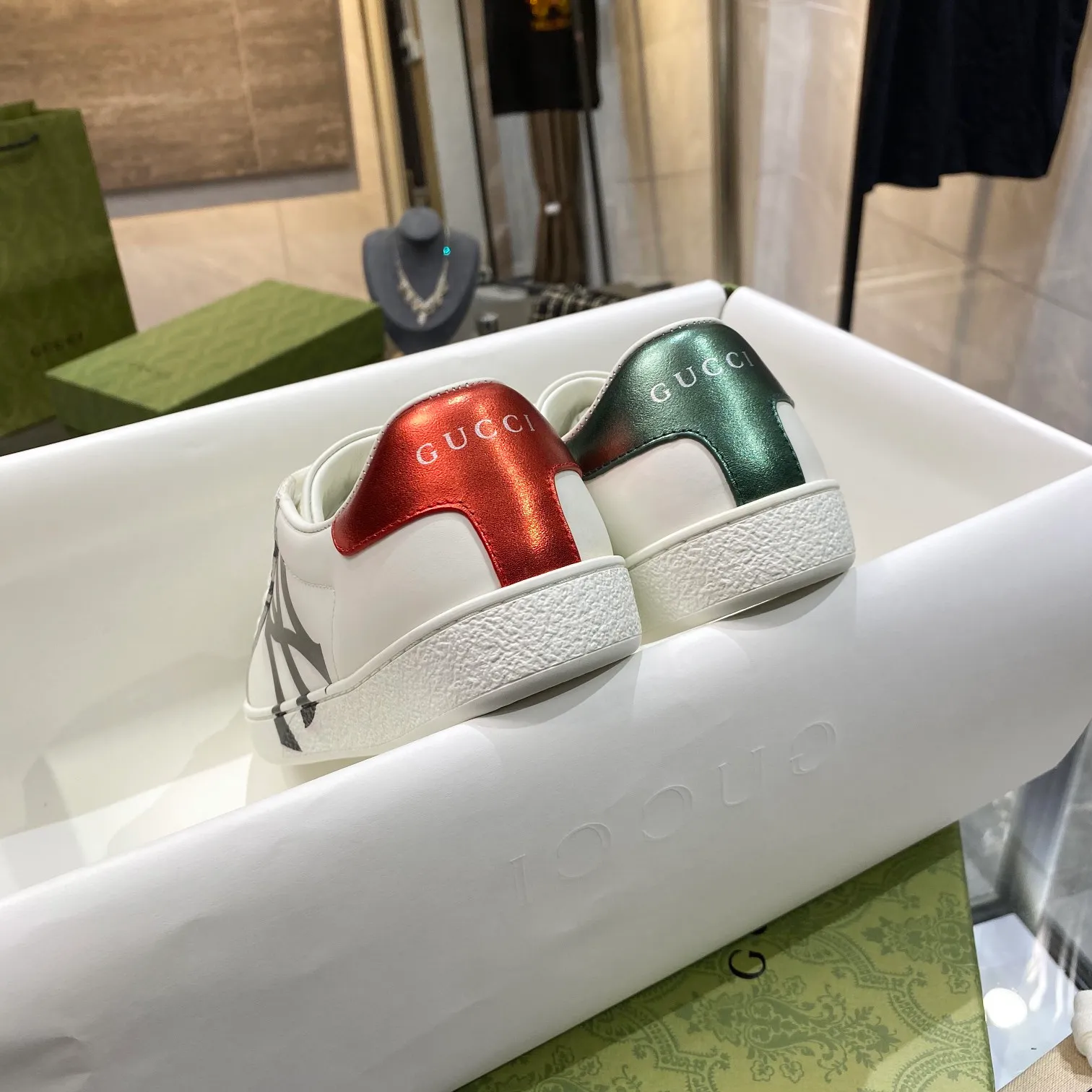 👟👟Ex-factory price 440👟👟 Men's size +10 Gucci's GG white shoes, the same style as Ni Ni, have been popular in recent years; new colors are constantly updated; stars, Internet celebrities, live broadcasts, etc. will definitely plant grass and call them. Classic fashion style, 5D drawing printing; electric embroidery surface, etc... Original customized cowhide color, first layer of cowhide inside, original outsole... Shiny color drawing/electric embroidery surface embellished on the side of the shoe body, package production process‼ Size: Female 35-40# Male 39-46#